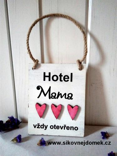 Cedulka Hotel Mama rùžová srdíèka 14x11cm - zvìtšit obrázek