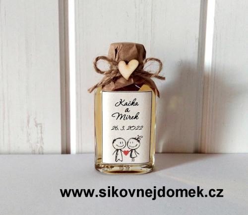 Svatební medovina 100ml - nevìsta+ženich drží srdíèko - zvìtšit obrázek