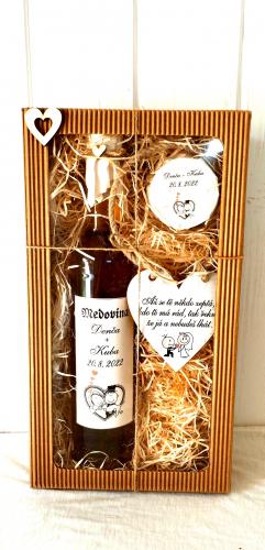 Svatební dárková pro novomanželé-medovina 500ml,med 180g,srdíčko-světlá přírodní barva, ženich+nevěsta v srdíčku
